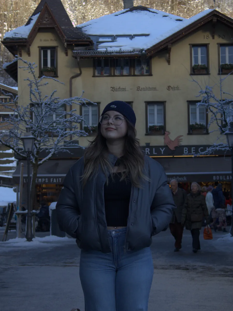 Portrait d'Iara DeSousa dans une rue enneigée