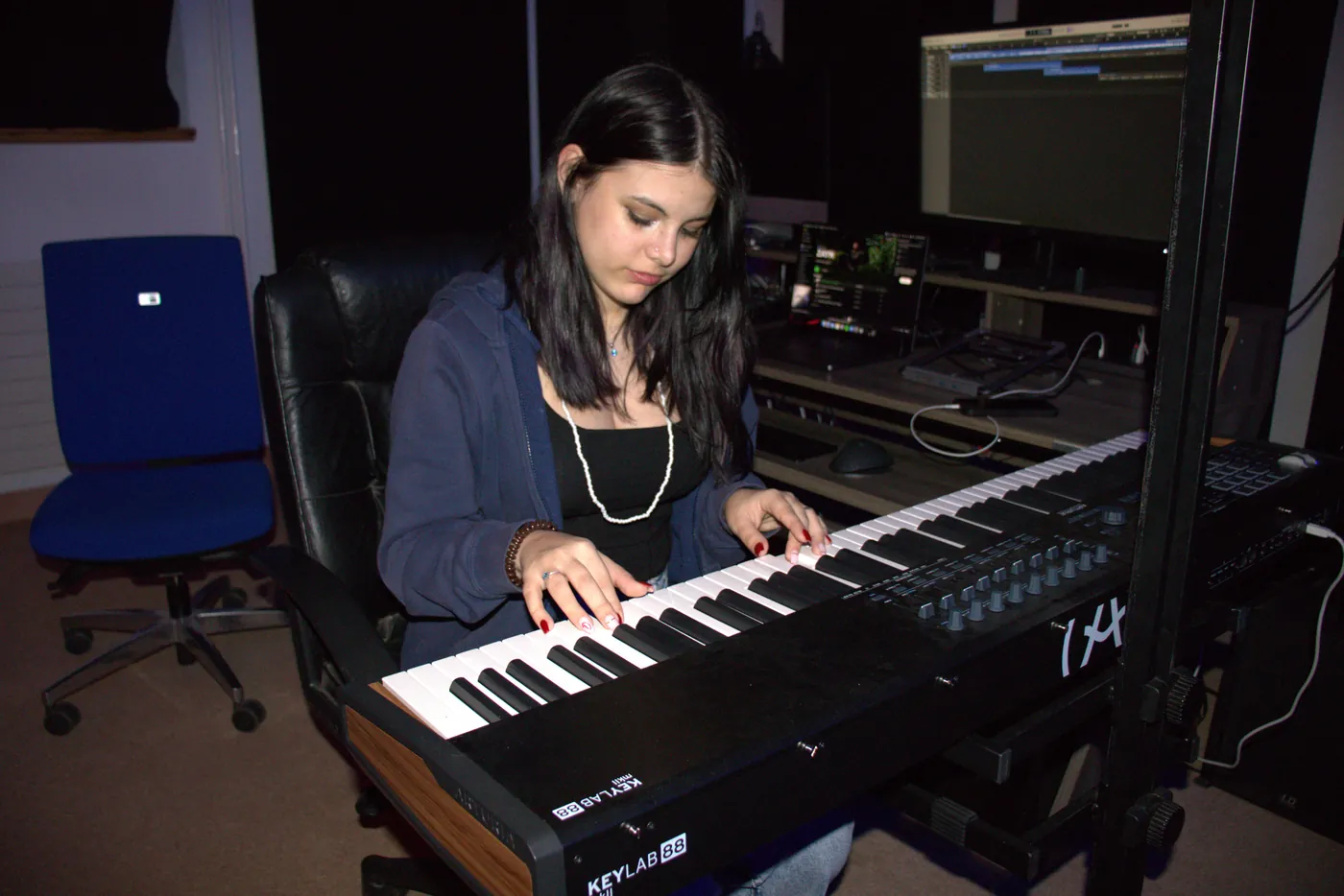 Iara DeSousa au clavier dans un studio d'enregistrement